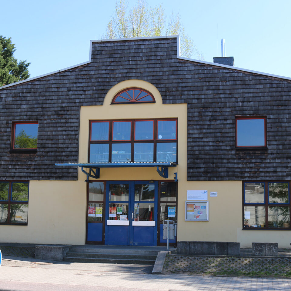 Vorderseite eines Jugendhauses der Stadt Rüsselsheim
