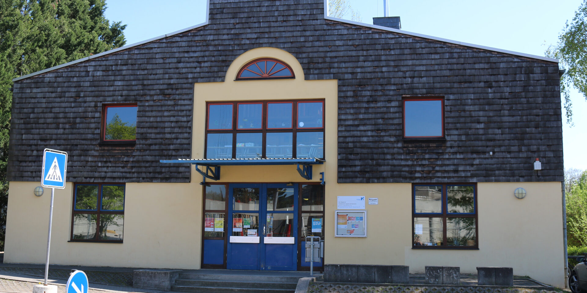 Vorderseite eines Jugendhauses der Stadt Rüsselsheim